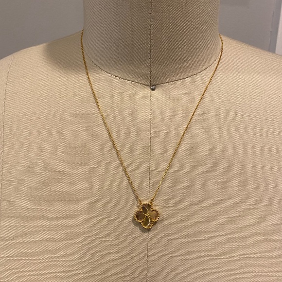 Alhambra Pendant Cloverleaf 18k necklace - Picture 4 of 7